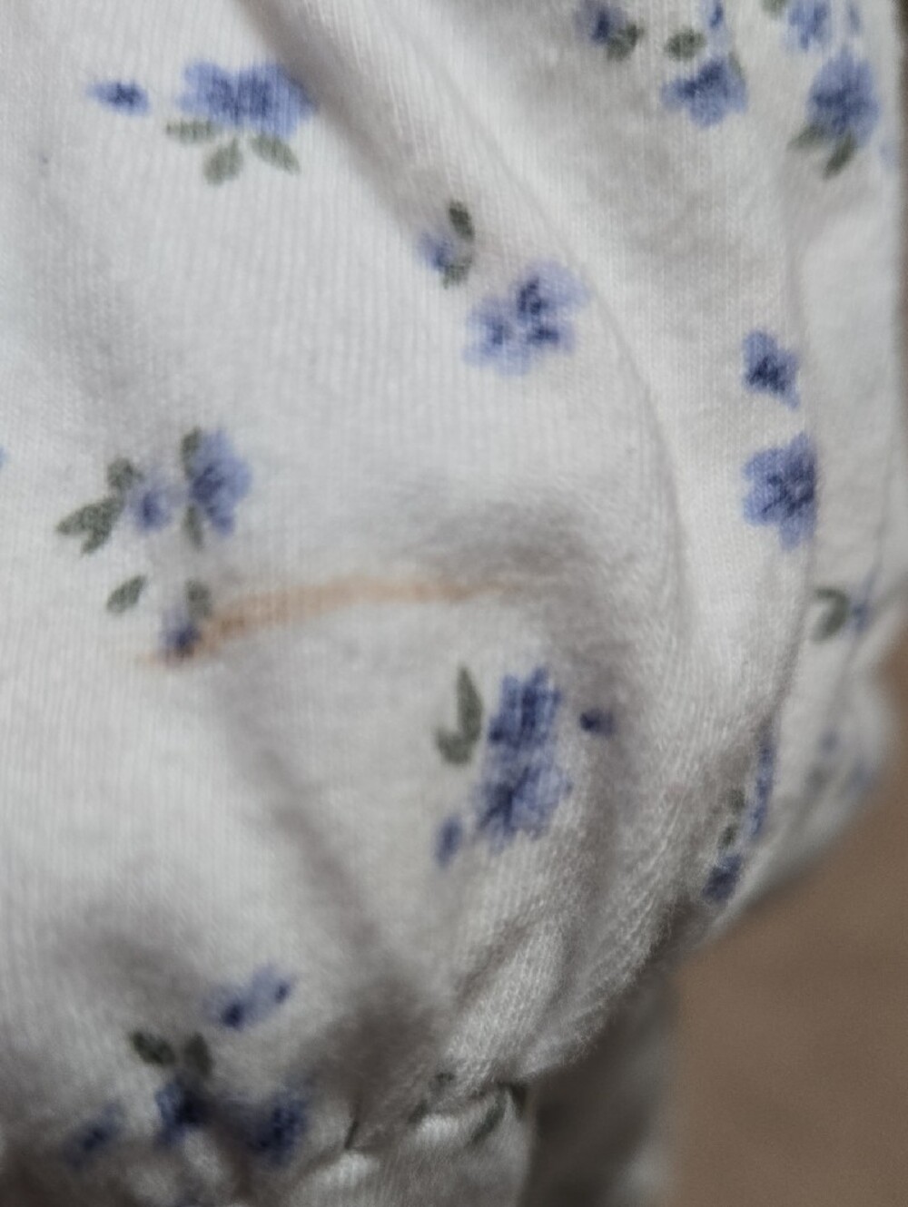 Hollister White Crop Top with Blue Floral Print - Picture 5 of 5